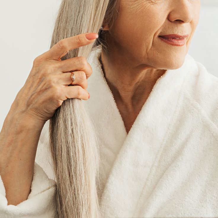 Menopausia y pérdida de densidad capilar: por qué ocurre y cómo apoyar el crecimiento del cabello